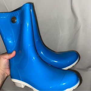 Size 6 Ugg Sierra rain boots